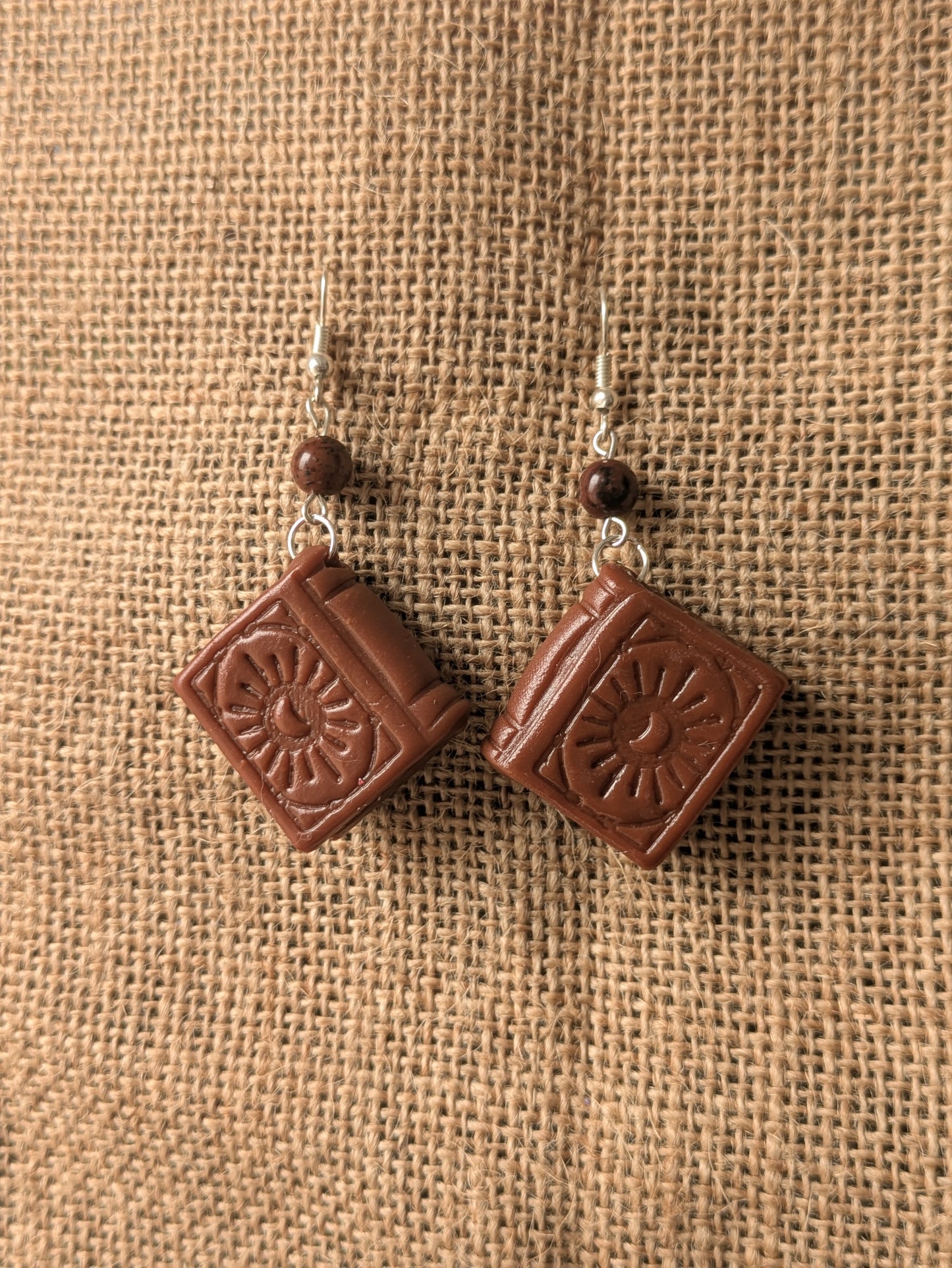 Boucles d'oreilles Grimoires Marrons