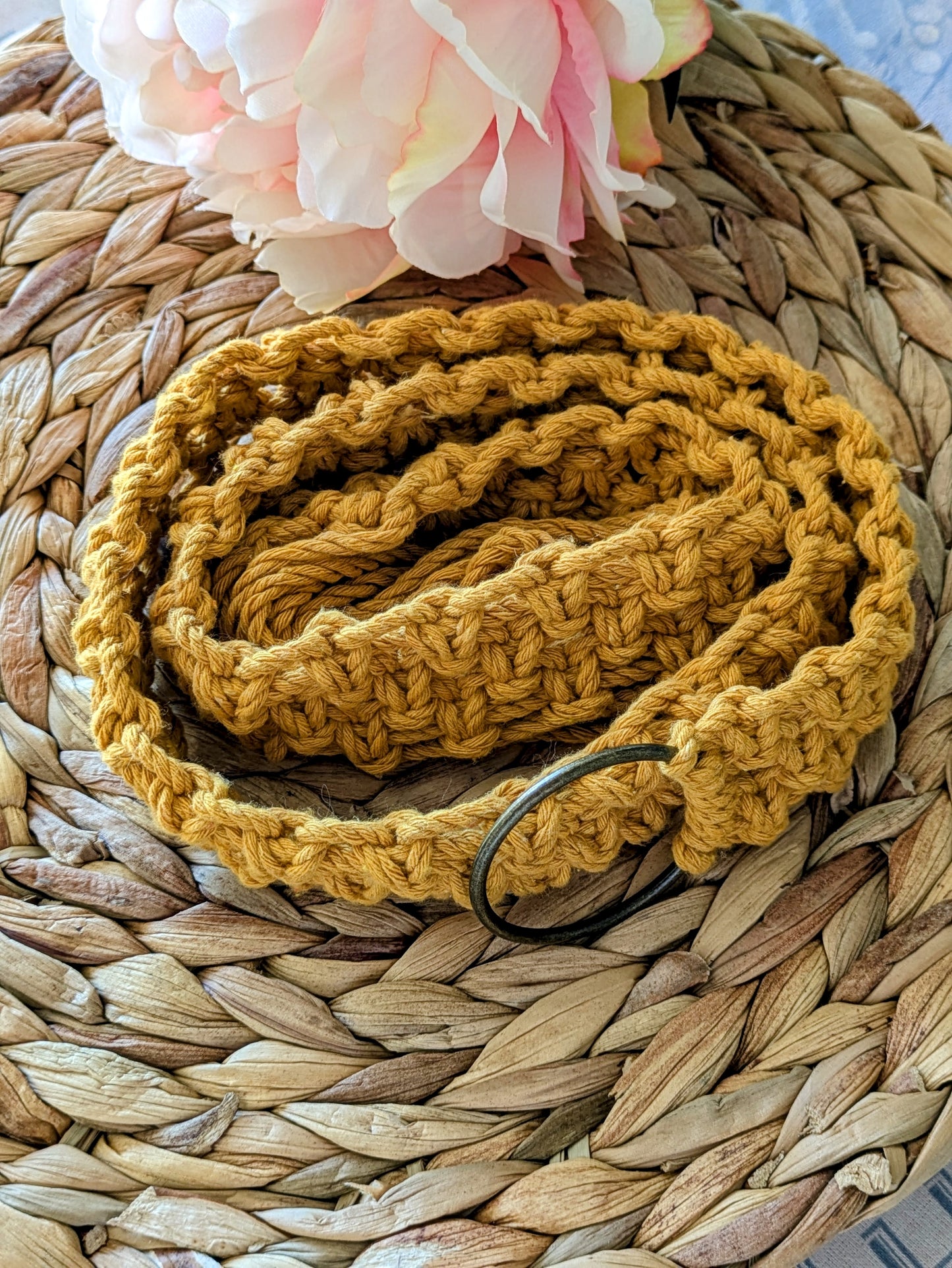 Ceinture en macramé moutarde